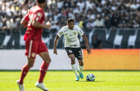 Ruan Oliveira carrega bola no jogo entre Corinthians e Bragantino