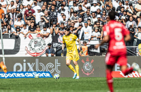 Cssio com a bola dominada no jogo entre Corinthians e Bragantino