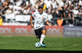 Murillo toca bola no jogo entre Corinthians e Bragantino