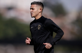 Adson durante o treino do Corinthians nesta tera