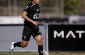 Biro conduzindo a bola no treino do Corinthians nesta tera