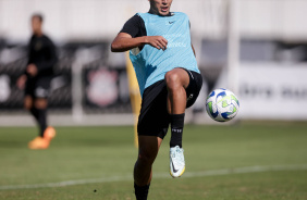 Caetano em ao no treino do Corinthians desta tera-feira