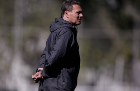 Vanderlei Luxemburgo observando o treino do desta tera no CT