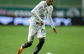 Adson dominando a bola na Arena Independncia em jogo da Copa do Brasil