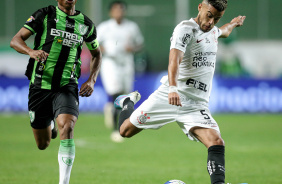 Fausto Vera se preparando para chutar a bola na Arena Independncia