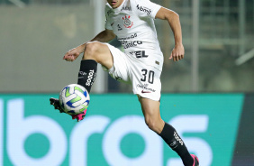 Matheus Arajo dominando a bola na Arena Independncia