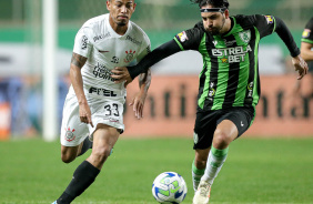 Ruan Oliveira disputa bola contra jogador do América-MG