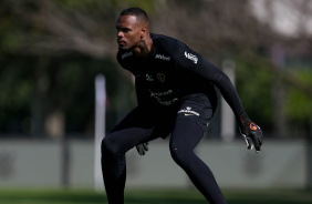 Carlos Miguel atento durante treino matinal do Corinthians no CT Joaquim Grava