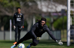 Cssio se esticando para fazer defesa em treino no CT Joaquim Grava