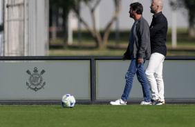 Duilio Monteiro Alves e Alessandro conversando e caminhando no CT Joaquim Grava