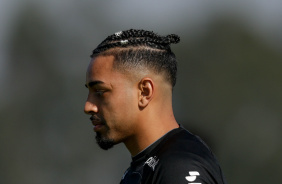 Matheus Bidu com tranas durante treino no CT Joaquim Grava