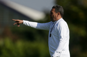 Tcnico Vanderlei Luxemburgo passando orientaes durante treino no CT Joaquim Grava