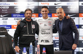 Rojas posa foto com Duilio Monteiro Alves e Alessandro Nunes antes de entrevista coletiva