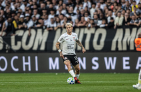 Guedes com o domnio da bola