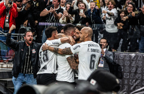 Jogadores do Corinthians comemorando gol