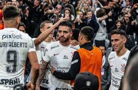 Jogadores do Corinthians comemorando gol de Renato Augusto