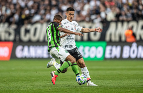 Rojas disputa bola com Juninho
