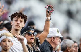 Torcedores do Corinthians nas arquibancadas da Neo Qumica Arena