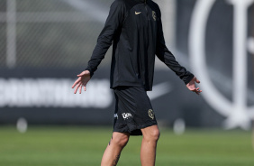 Adson gesticulando durante treino no CT Joaquim Grava