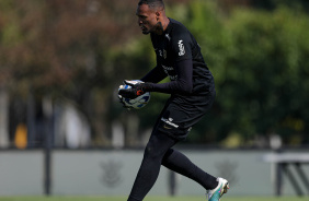 Carlos Miguel com a bola agarrada durante treino no CT Joaquim Grava