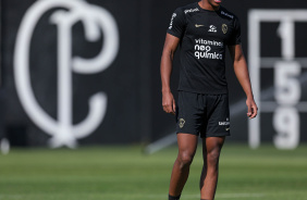 Felipe Augusto sorridente em p no CT Joaquim Grava