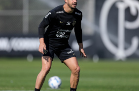 Giuliano se preparando para receber um passe durante treino no CT Joaquim Grava
