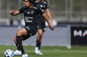 Guilherme Biro com a bola cominada participando de treino matinal no CT Joaquim Grava