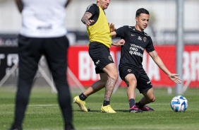 Gustavo Silva pressionando Matheus Arajo durante treino matinal no CT Joaquim Grava