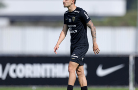 Lo Mana, lateral da equipe Sub-20, participando de treino com o elenco profissional