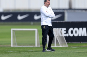 Luxemburgo de braos cruzados durante treino no CT Joaquim Grava