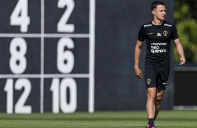 Matheus Arajo caminhando no campo do CT Joaquim Grava
