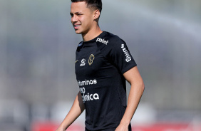 Matheus Arajo durante treino matinal no CT Joaquim Grava