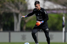 Matheus Donelli armando passe em treino no CT Joaquim Grava