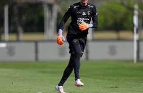 Matheus Donelli realizando passe durante atividade no CT Joaquim Grava