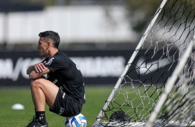 Matas Rojas sentado na bola observando o gramado do CT Joaquim Grava