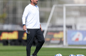 Maurcio Copertino, auxiliar de Luxemburgo, passando orientaes em treino no CT Joaquim Grava