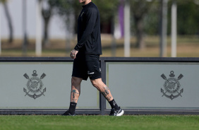 Rger Guedes caminhando  beira do gramado do CT Joaquim Grava e observando o campo