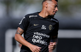 Ruan Oliveira correndo no gramado do CT Joaquim Grava