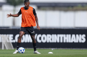 Vitor Meer, lateral-esquerdo do Sub-20, em atividade com o elenco profissional
