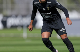 Wesley sorridente em treino do Corinthians no CT Joaquim Grava