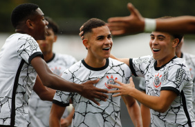 Bahia, Yuske e Andr comemoram gol contra o Atltico-MG, pelo Brasileiro Sub-17