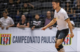 Daniel Japons com a bola dominada em jogo do Corinthians contra o So Bernardo