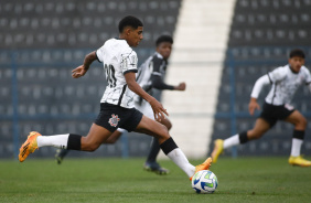 Gui Nego correndo na Fazendinha no jogo pelo Brasileiro Sub-17