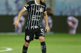 Bruno Mndez com a bola dominada participando de jogo contra o Bahia