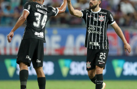 Bruno Mndez cumprimentando Murillo na Arena Fonte Nova