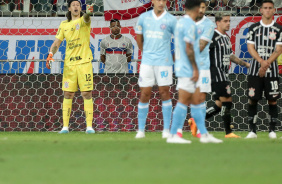 Cssio apontando e conversando com os jogadores no jogo contra o Bahia, pelo Brasileiro