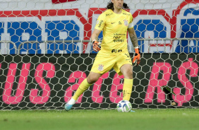 Cssio dando passe na Fonte Nova no jogo contra o Bahia, pelo Brasileiro