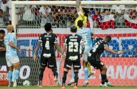 Cássio saltando para agarrar bola durante jogo contra o Bahia, na Fonte Nova