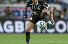 Fábio Santos dominando a bola na Fonte Nova durante jogo contra o Bahia