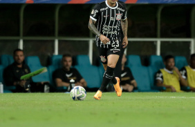 Fagner correndo na Fonte Nova com a bola em seus ps no jogo contra o Bahia